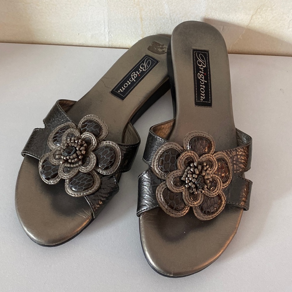 Brighton clover slippers size 6 medium